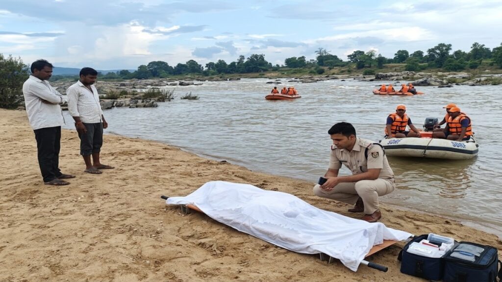 CG NEWS : सेल्फी के दौरान फिसला पैर, बचाने नदी में कूदे दो दोस्त भी बहे; एक का शव मिला