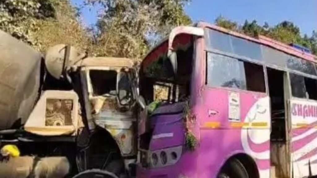 CG Accident : बस-ट्रक की भयानक भिड़ंत से मची चीख-पुकार’ 15 घायल, 7 यात्रियों की हालत नाजुक