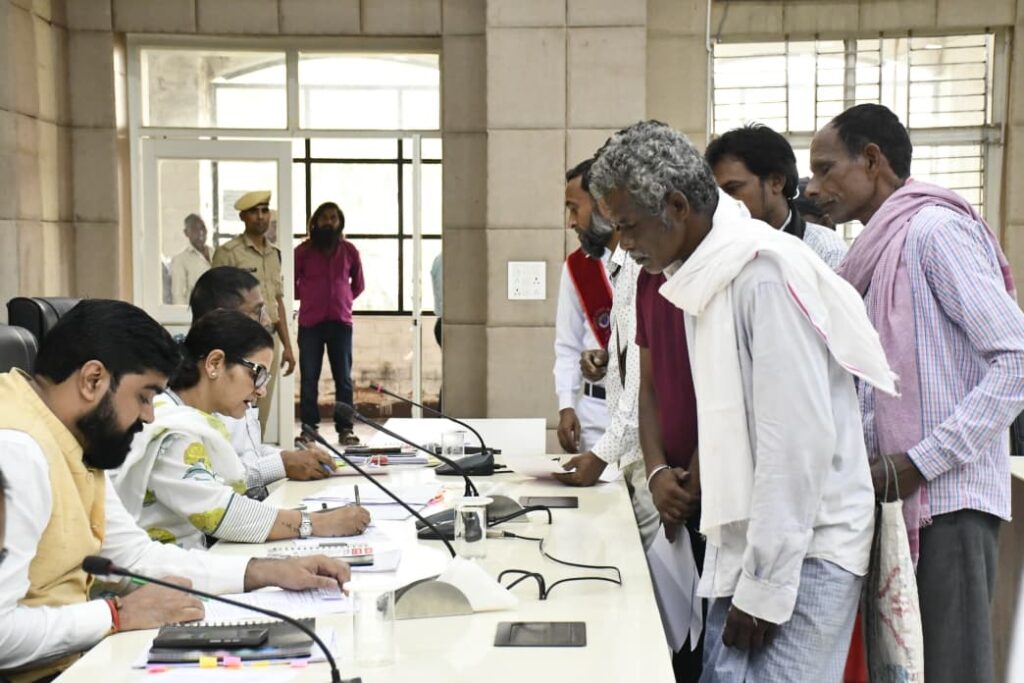 जनदर्शन में कलेक्टर ने सुनी आमजनों की समस्याएं, 35 आवेदनों पर त्वरित निराकरण के निर्देश