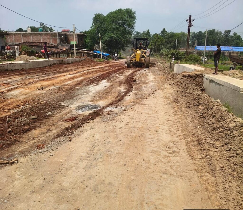 कलेक्टर के निर्देश पर राष्ट्रीय राजमार्ग निर्माण कार्यों में तेजी, वर्षा से क्षतिग्रस्त सड़कों की मरम्मत जारी